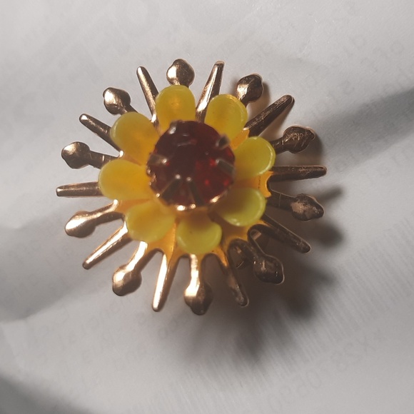 Vintage 60's Sunflower Brooch Lapel Pin Ruby Red Yellow Gold Signed Hong Kong - Picture 2 of 8